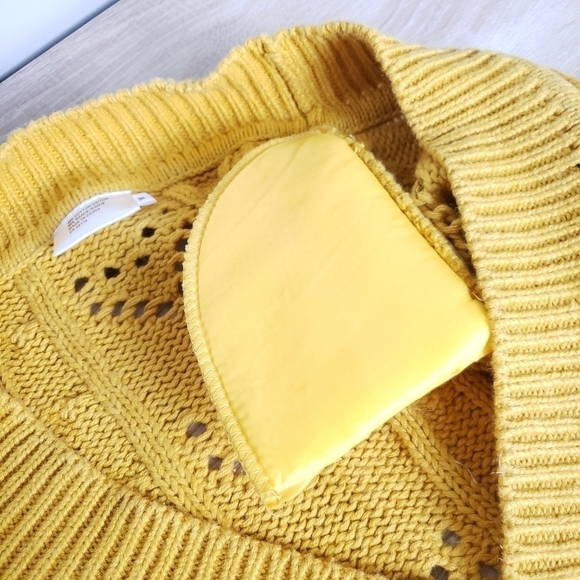 VINTAGE Wheat Yellow V-neck Cable Knit Sweater size Medium - Picture 6 of 10